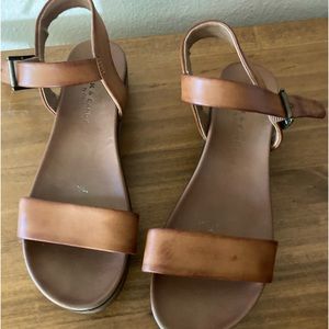 Sandals with small platform